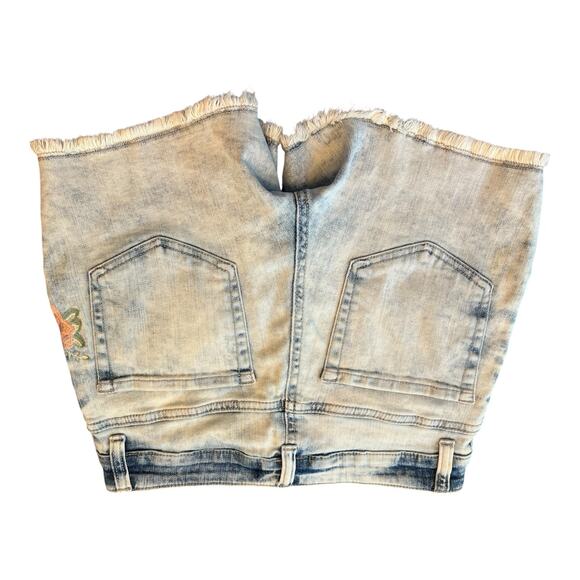 Time and Tru Blue Jean Cut-Off Shorts Size 4 Rose Appliqué Embroidered Denim - Picture 5 of 8